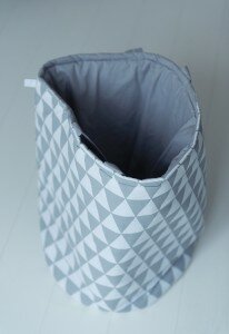 Kosz na zabawki trójkąty szary L